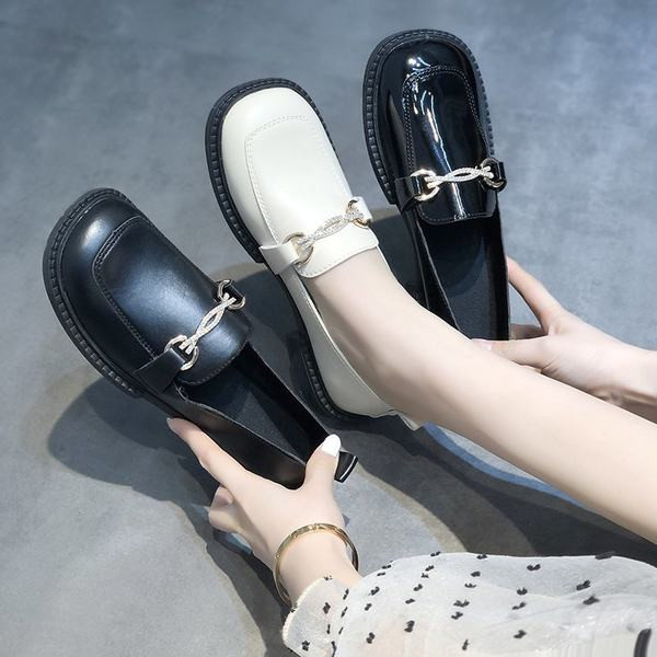 Mocasini rotunjiti cu decor metalic