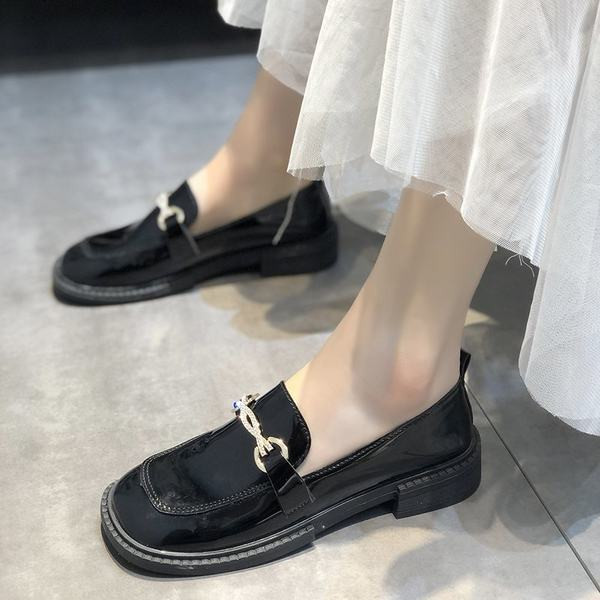 Mocasini rotunjiti cu decor metalic