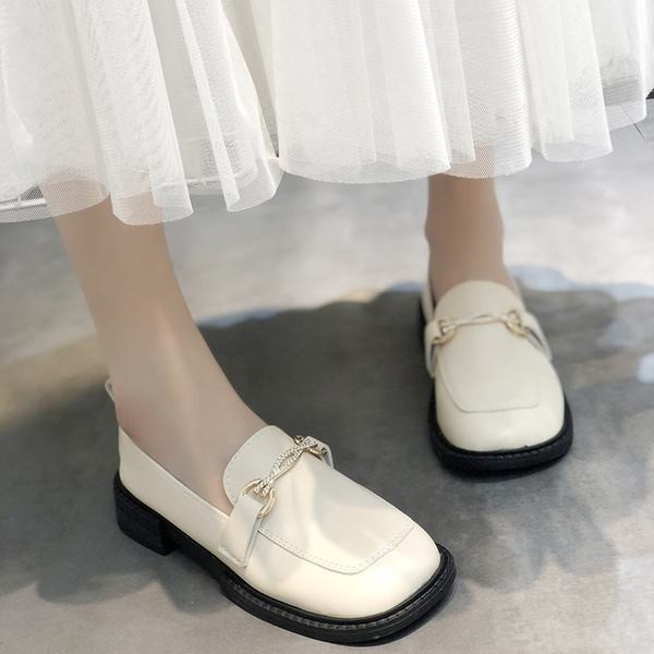 Mocasini rotunjiti cu decor metalic