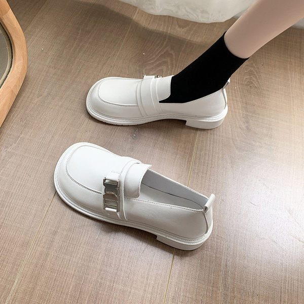 Актуални кожени мокасини с метална катарама