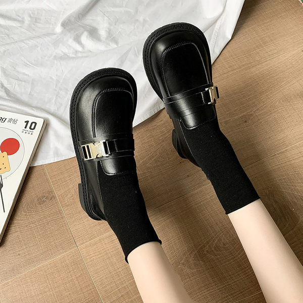 Актуални кожени мокасини с метална катарама