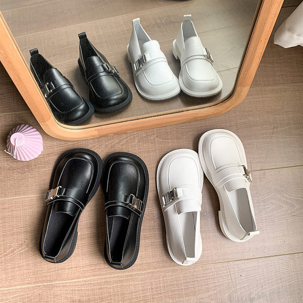 Актуални кожени мокасини с метална катарама