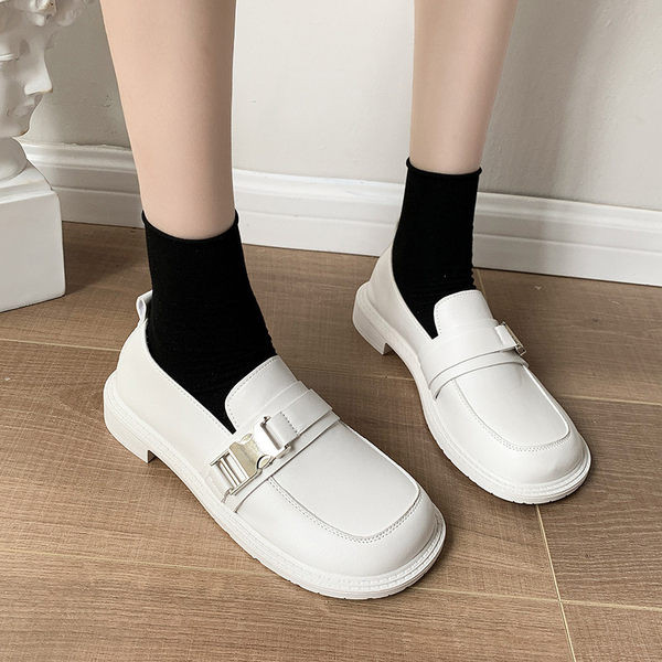 Актуални кожени мокасини с метална катарама