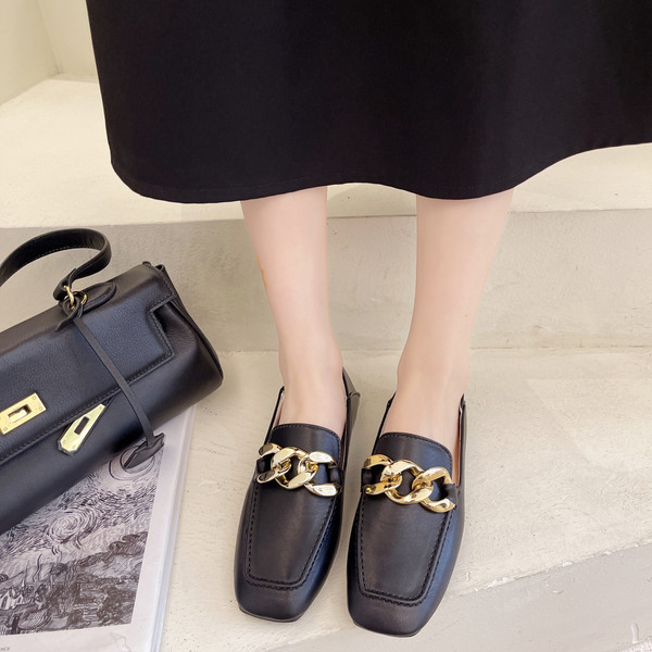 Дамски мокасини от еко кожа с метална верижка