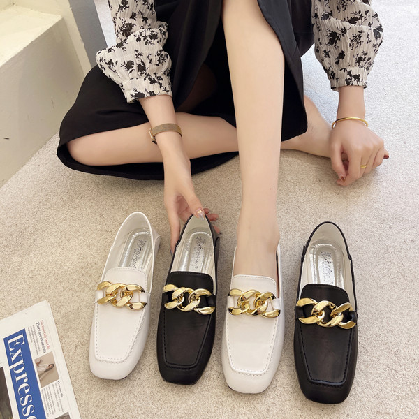 Дамски мокасини от еко кожа с метална верижка