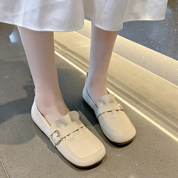 Дамски кожени мокасини с равна подметка и катарама