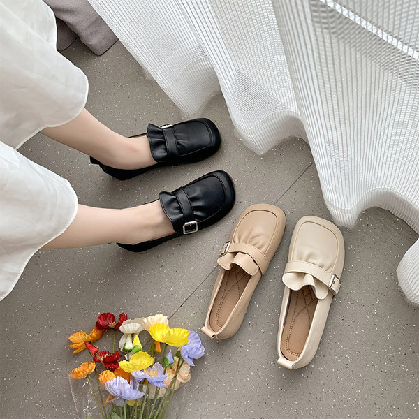 Дамски кожени мокасини с равна подметка и катарама