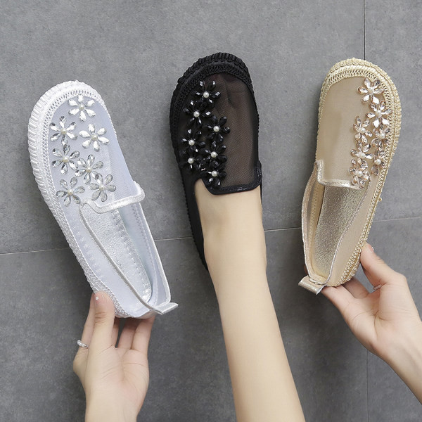 Model nou de mocasini cu pietre si talpa plata