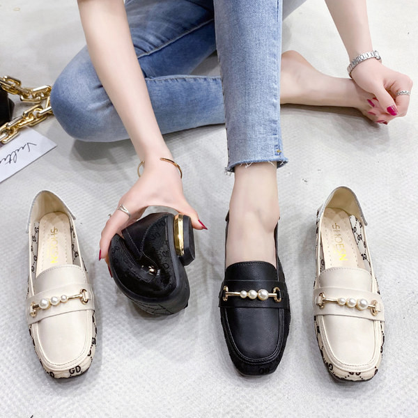 Ежедневни мокасини с метална декорация и перли