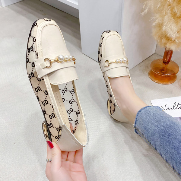 Ежедневни мокасини с метална декорация и перли