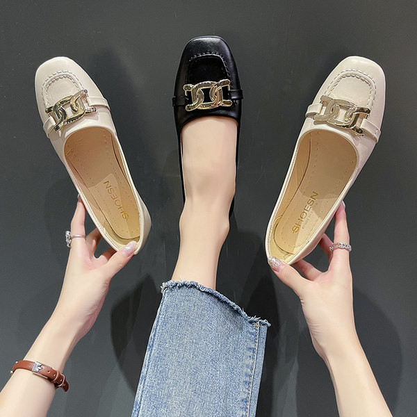 Дамски ежедневни мокасини с метална верижка