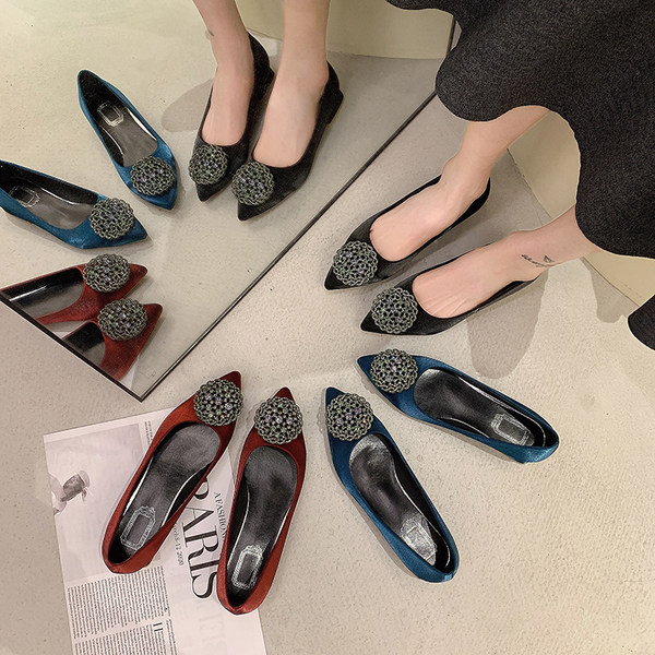 Mocasini de dama din catifea cu decor metalic