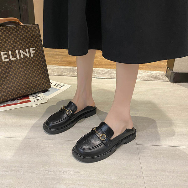 Кожени мокасини с метални елементи