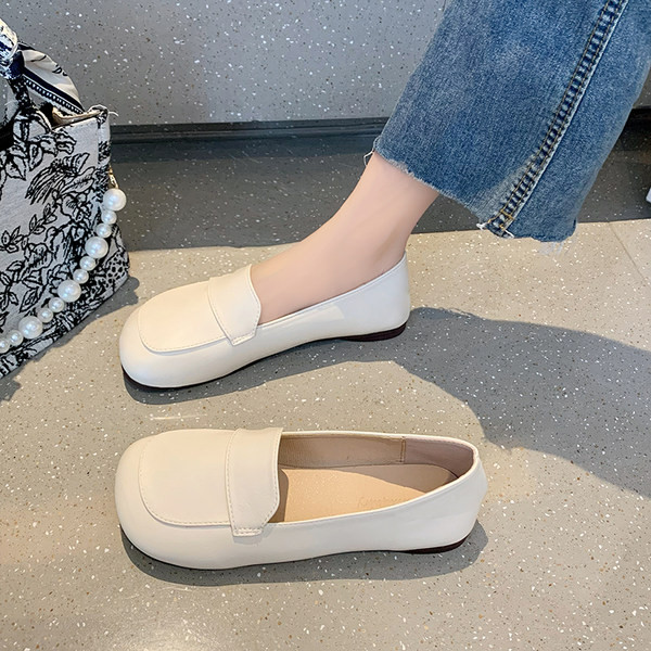 Model simplu de mocasini din piele de dama