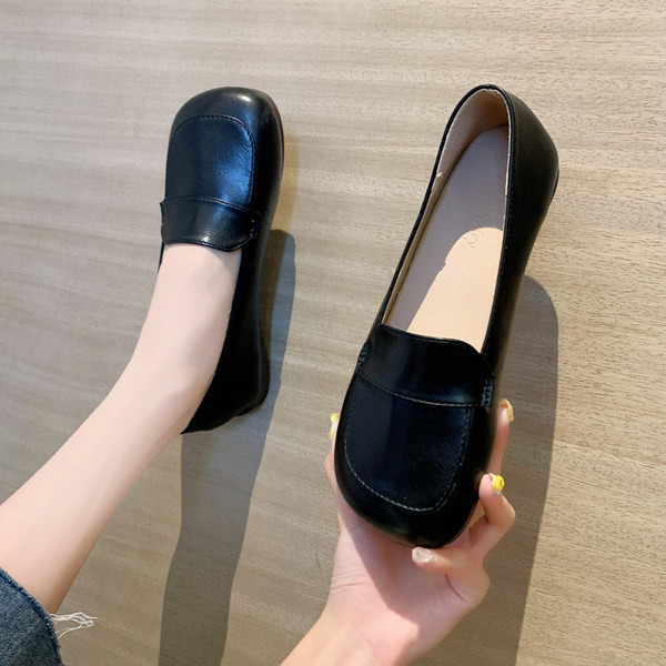 Model simplu de mocasini din piele de dama