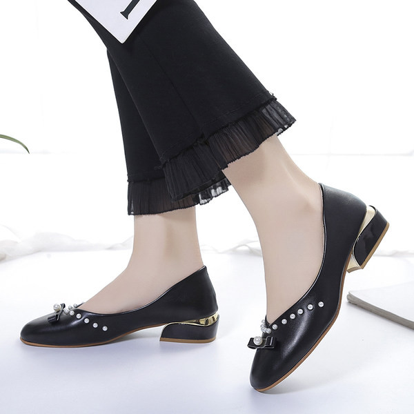 Ежедневни лачени мокасини с перли