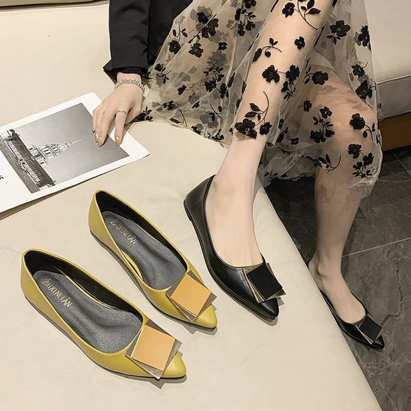 Заострен модел дамски мокасини с квадратна катарама