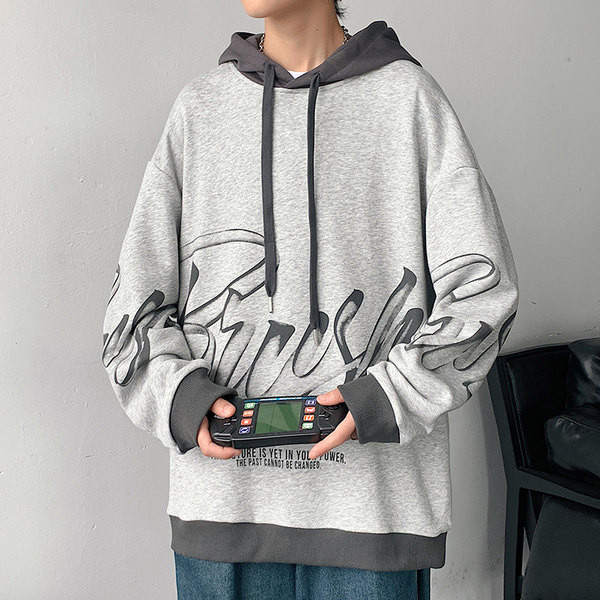 Meeste dressipluus kirjade ja kapuutsiga