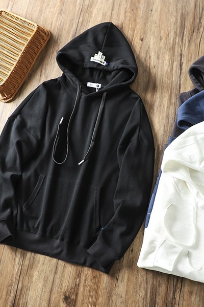 Kapuutsiga ja embleemiga meeste dressipluus