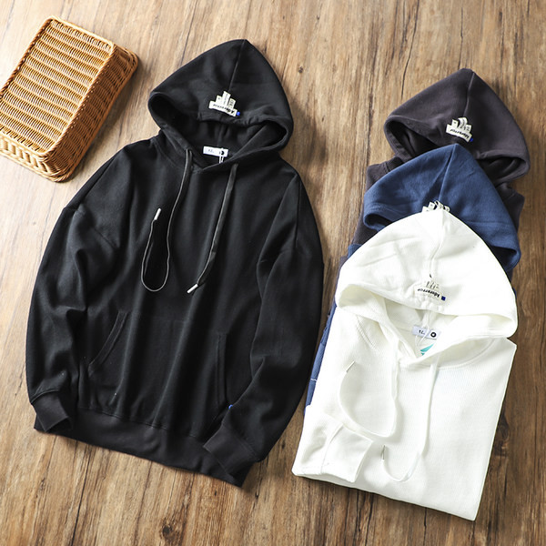 Kapuutsiga ja embleemiga meeste dressipluus