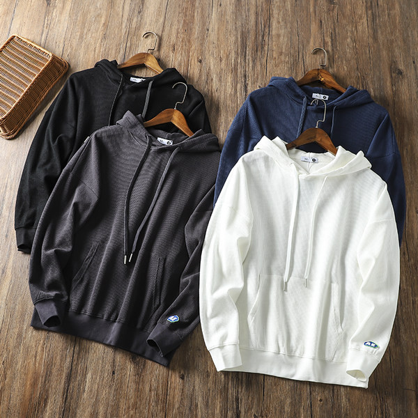 Kapuutsiga ja embleemiga meeste dressipluus