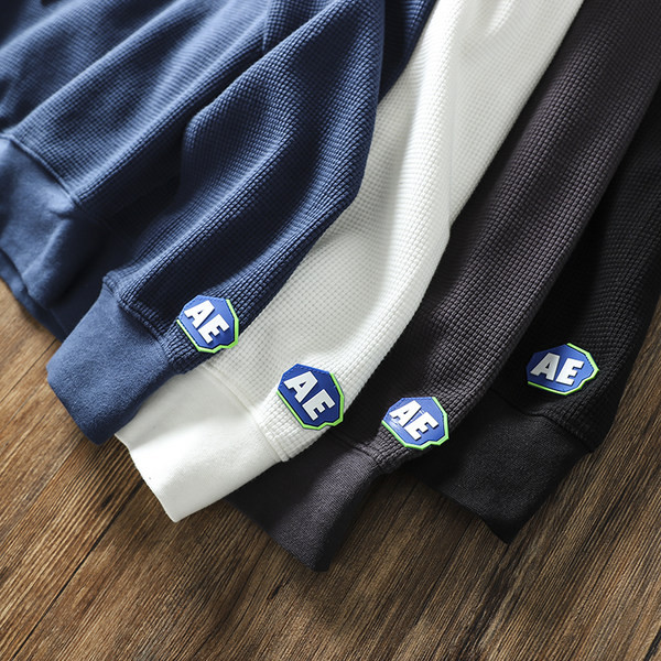 Kapuutsiga ja embleemiga meeste dressipluus