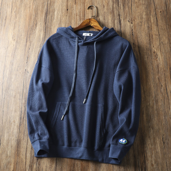 Kapuutsiga ja embleemiga meeste dressipluus