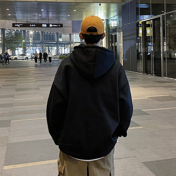 Aplikatsiooni ja kapuutsiga meeste dressipluus