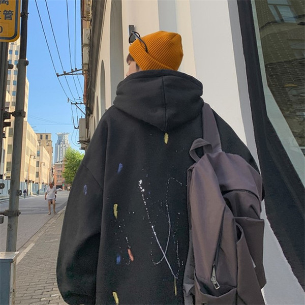 Hanorac barbatesc cu aplicatie si model lat cu gluga