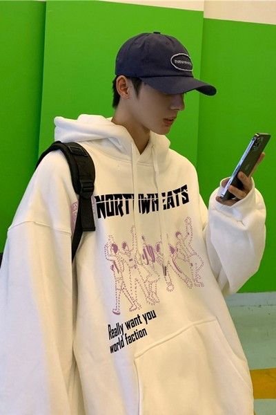 Meeste lai kapuutsi ja kirjadega dressipluus