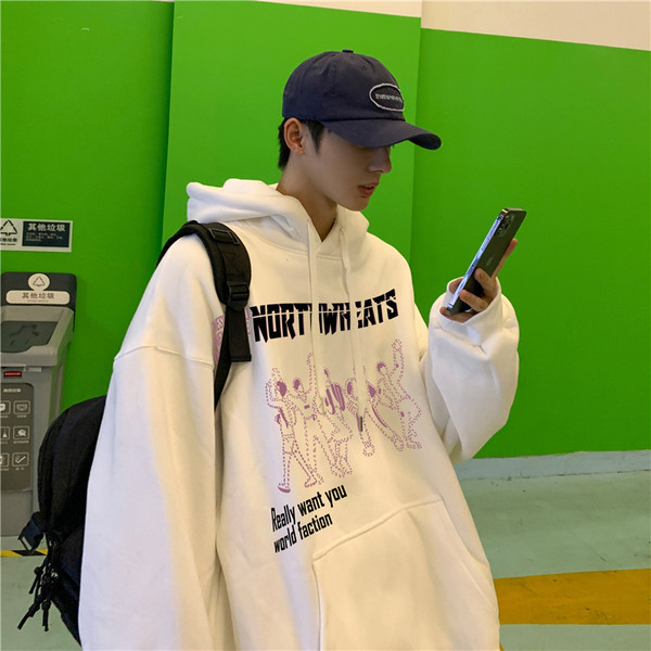 Meeste lai kapuutsi ja kirjadega dressipluus