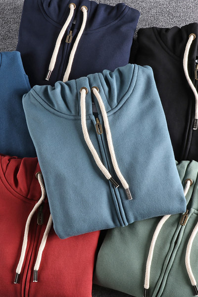 Ανδρικό φούτερ με κουκούλα και κορδόνια