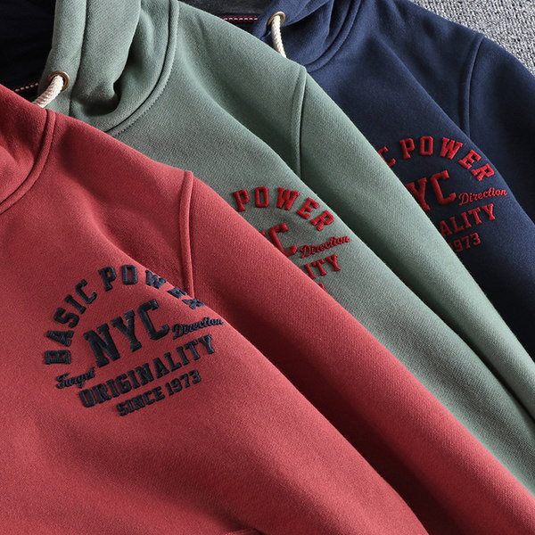 Meeste igapäevane kapuutsi ja aplikatsiooniga dressipluus