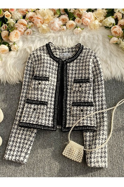 Ovaalse dekoltee ja nööpidega naiste mantel