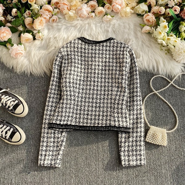 Ovaalse dekoltee ja nööpidega naiste mantel