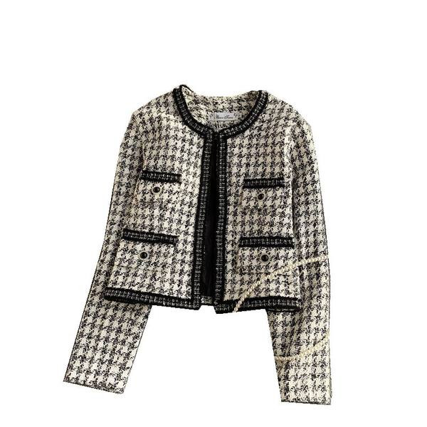 Ovaalse dekoltee ja nööpidega naiste mantel