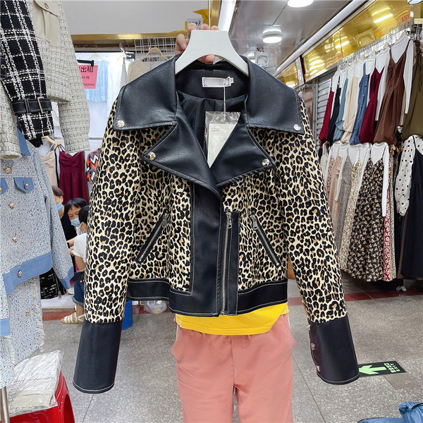 Μοντέρνο γυναικείο μπουφάν με μοτίβο λεοπάρ