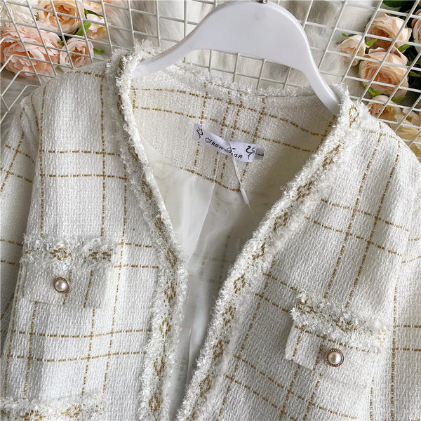 Γυναικείο κοντό μπουφάν με τσέπες σε μαύρο και άσπρο χρώμα