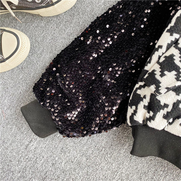 Ženska jakna s patentnim zatvaračem i šljokicama