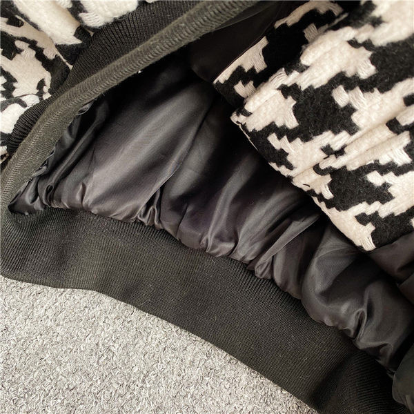 Ženska jakna s patentnim zatvaračem i šljokicama