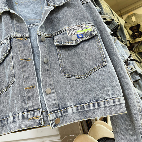 Μοντέρνο γυναικείο τζιν μπουφάν με τσέπες σε μπλε χρώμα