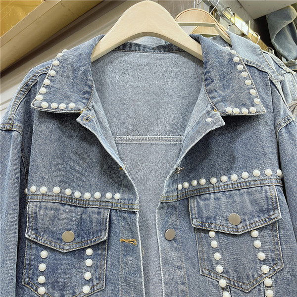 Μοντέρνο γυναικείο τζιν μπουφάν με πέρλες - μπλε χρώμα
