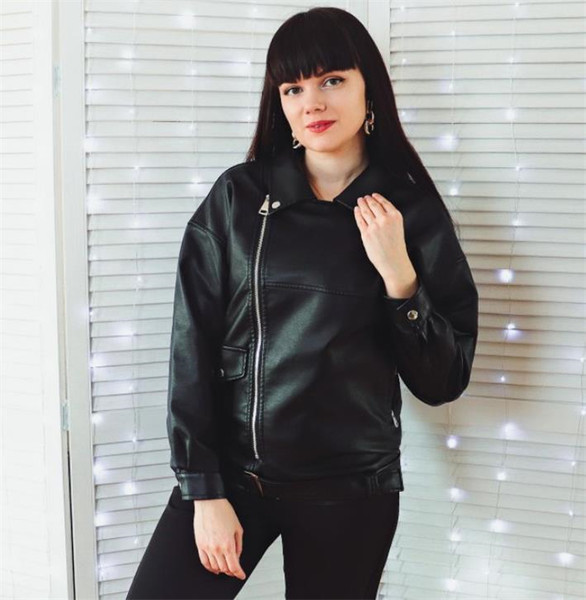 Μοντέρνο γυναικείο μπουφάν από οικολογικό δέρμα με ασύμμετρη στερέωση