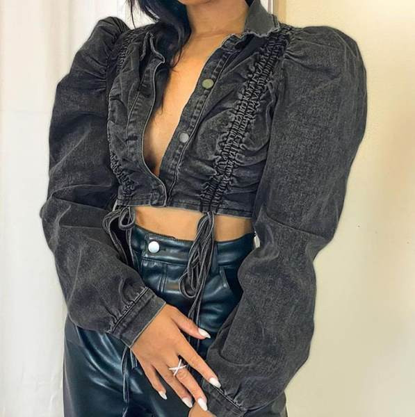 Rövid farmerdzseki puffos ujjakkal, ráncolt hatású