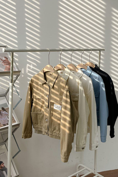 Női farmerdzseki zsebekkel