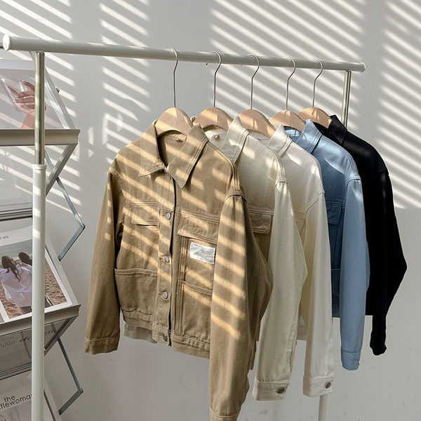 Női farmerdzseki zsebekkel