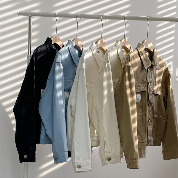 Női farmerdzseki zsebekkel