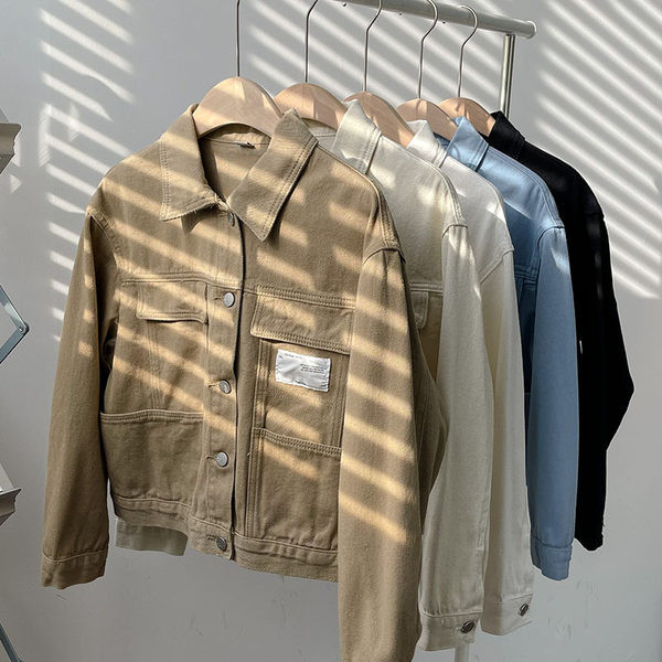 Női farmerdzseki zsebekkel