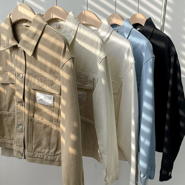 Női farmerdzseki zsebekkel