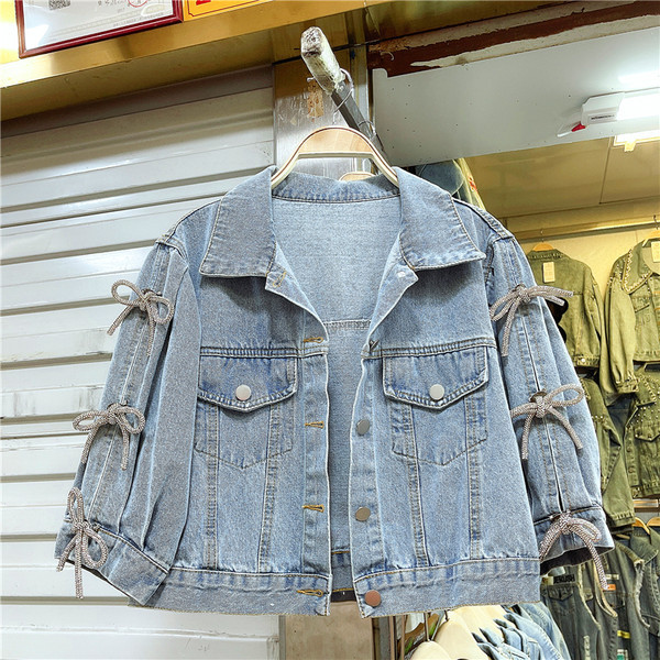 Új modell női farmerdzseki szalagokkal